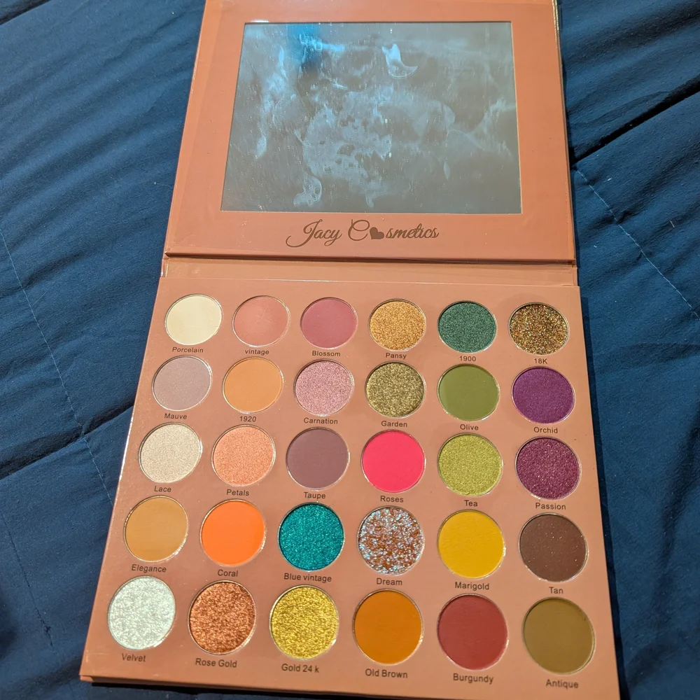 Jacy Cosmetics explore world